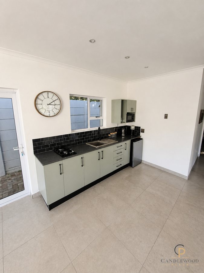 Fully equipped kitchen with granite counters, gas hob and appliances